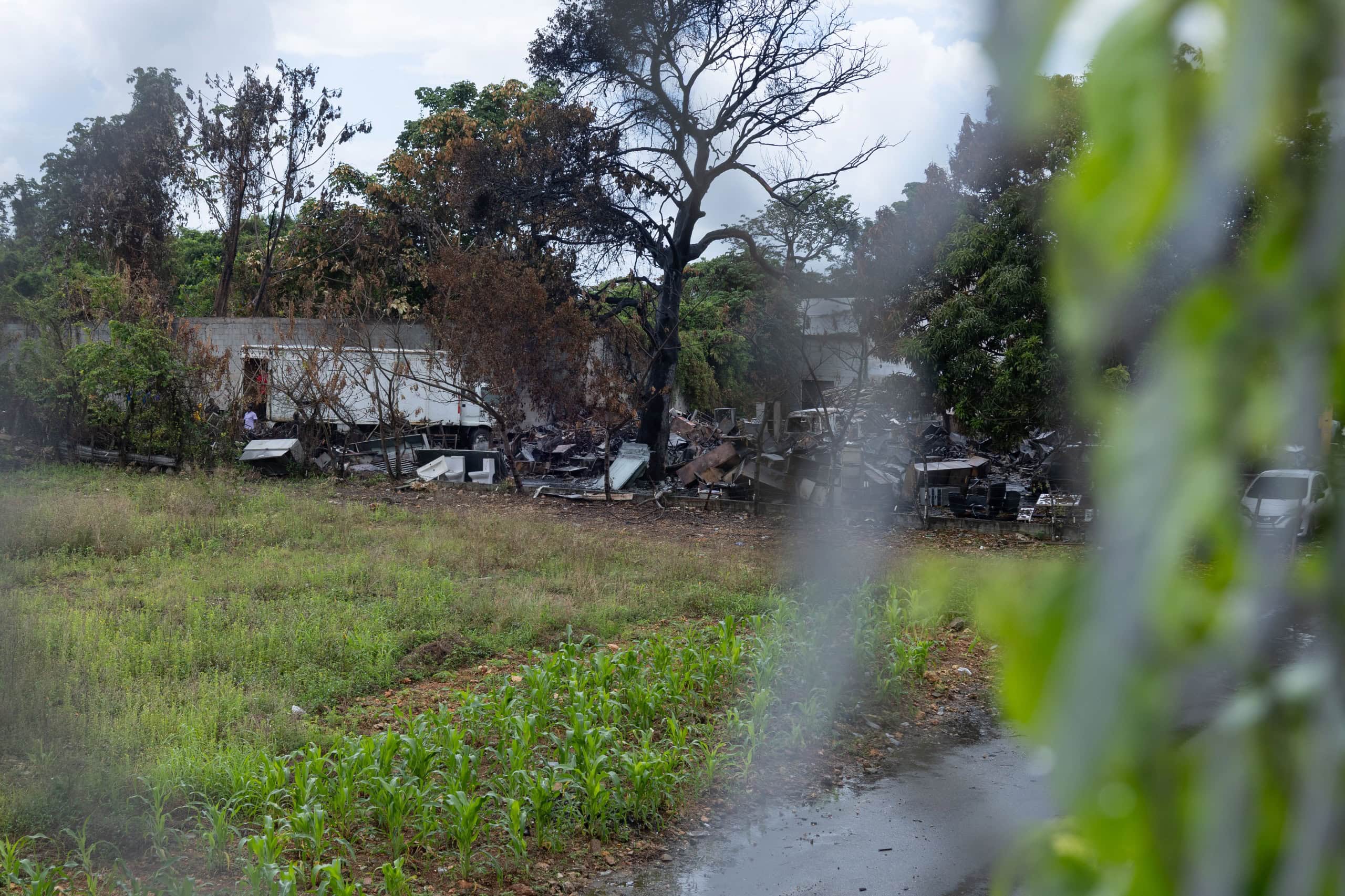 El patio del almacén del Minerd con los residuos y objetos deteriorados que guardan en el lugar.