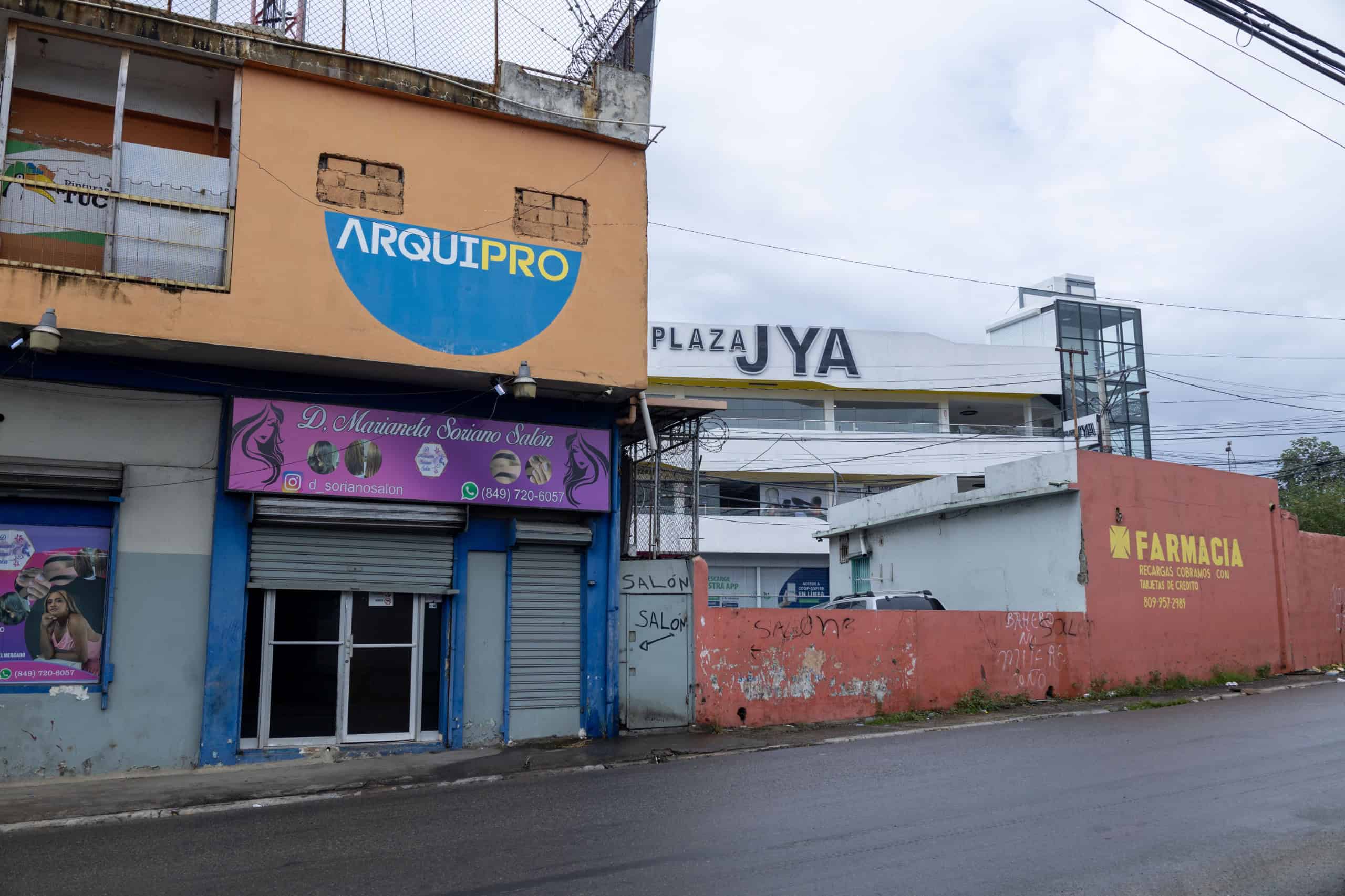 Comercios y viviendas a lo largo de la calle donde se ubica el almacén del Minerd.