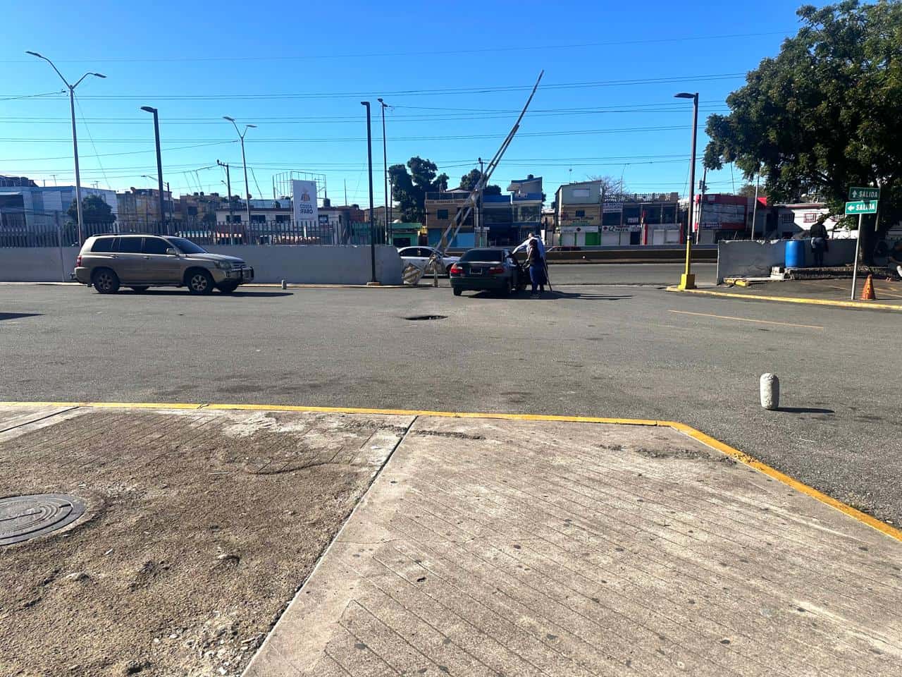 Un paciente a punto de montarse en un vehículo tras ser dado de alta.