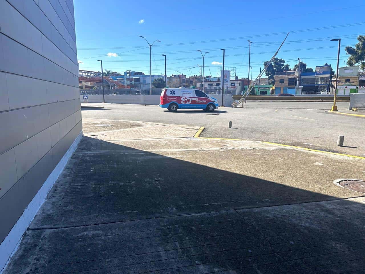 Una ambulancia saliendo del Hospital Traumatológico doctor Darío Contreras.