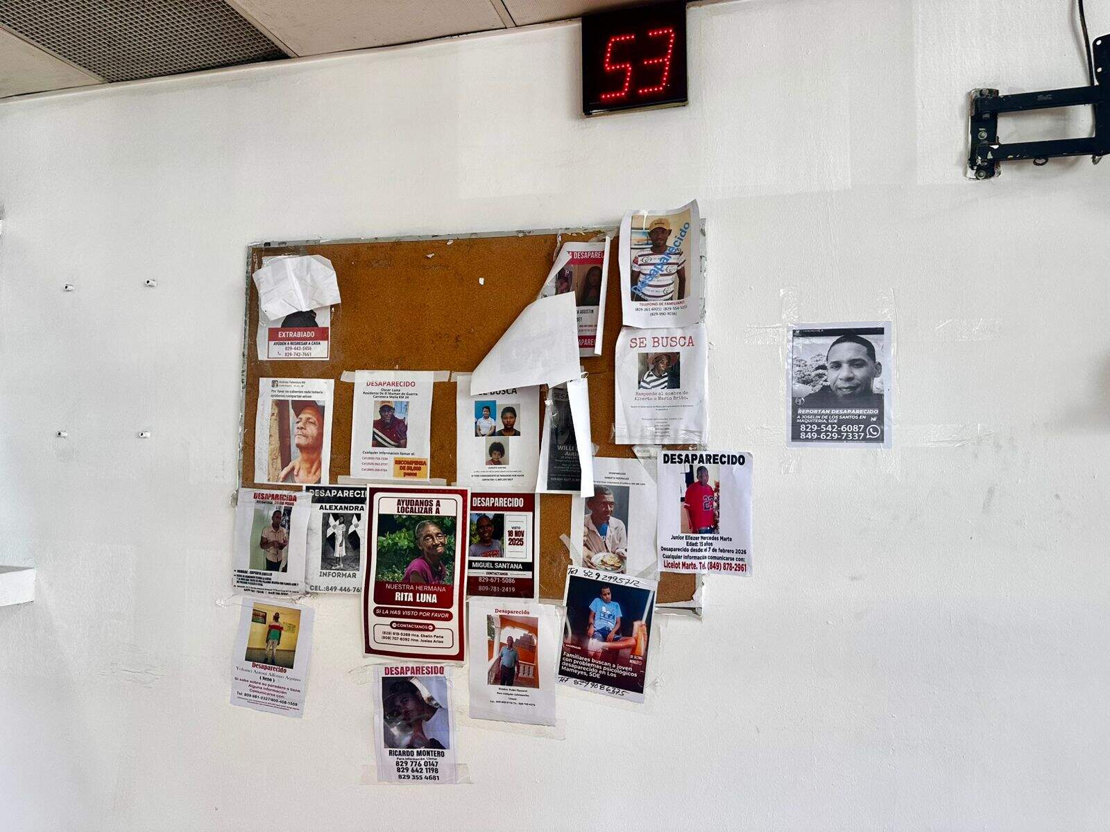 Mural en el hospital con fotografías de personas desaparecidas.