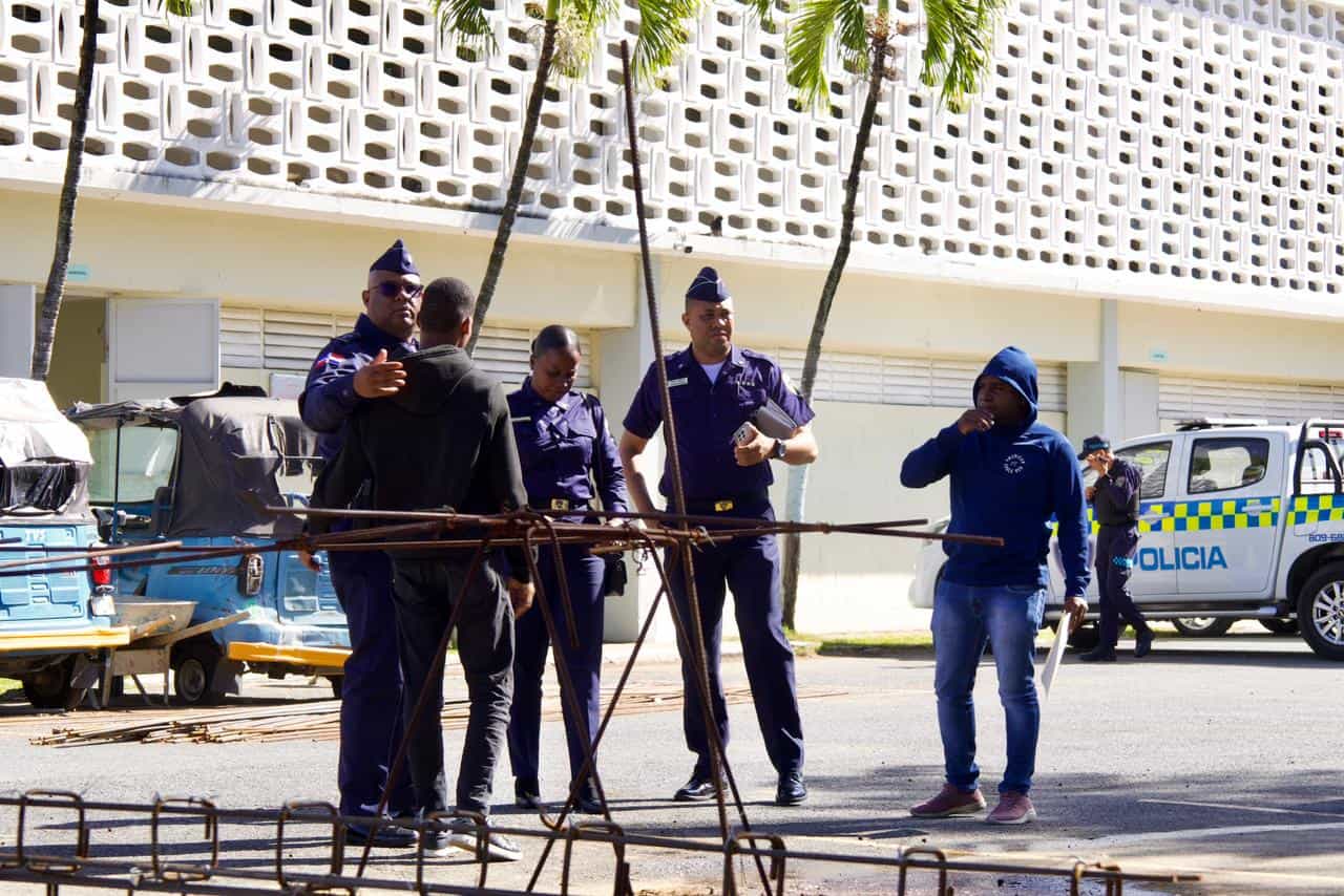 El hermano del raso de la Policía Nacional recibe un abrazo de consuelo mientras enfrenta la dolorosa pérdida de su hermano mellizo, Dary Daniel Andújar Pérez.