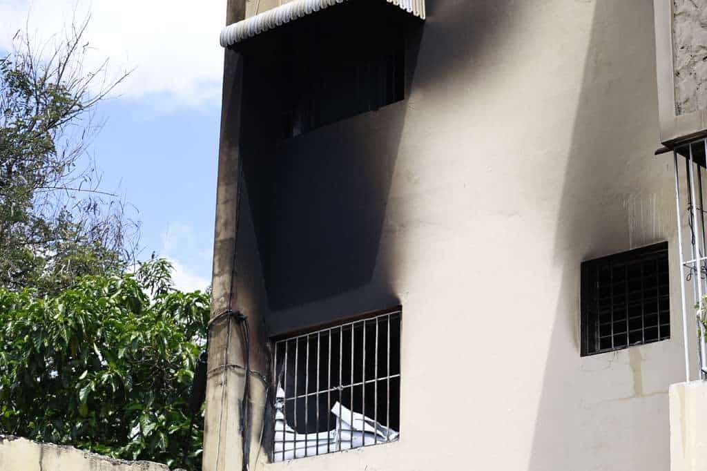 El apartamento 2A, donde ocurrió la tragedia, quedó completamente calcinado tras el incendio que acabó con la vida de Aleny Pineda.