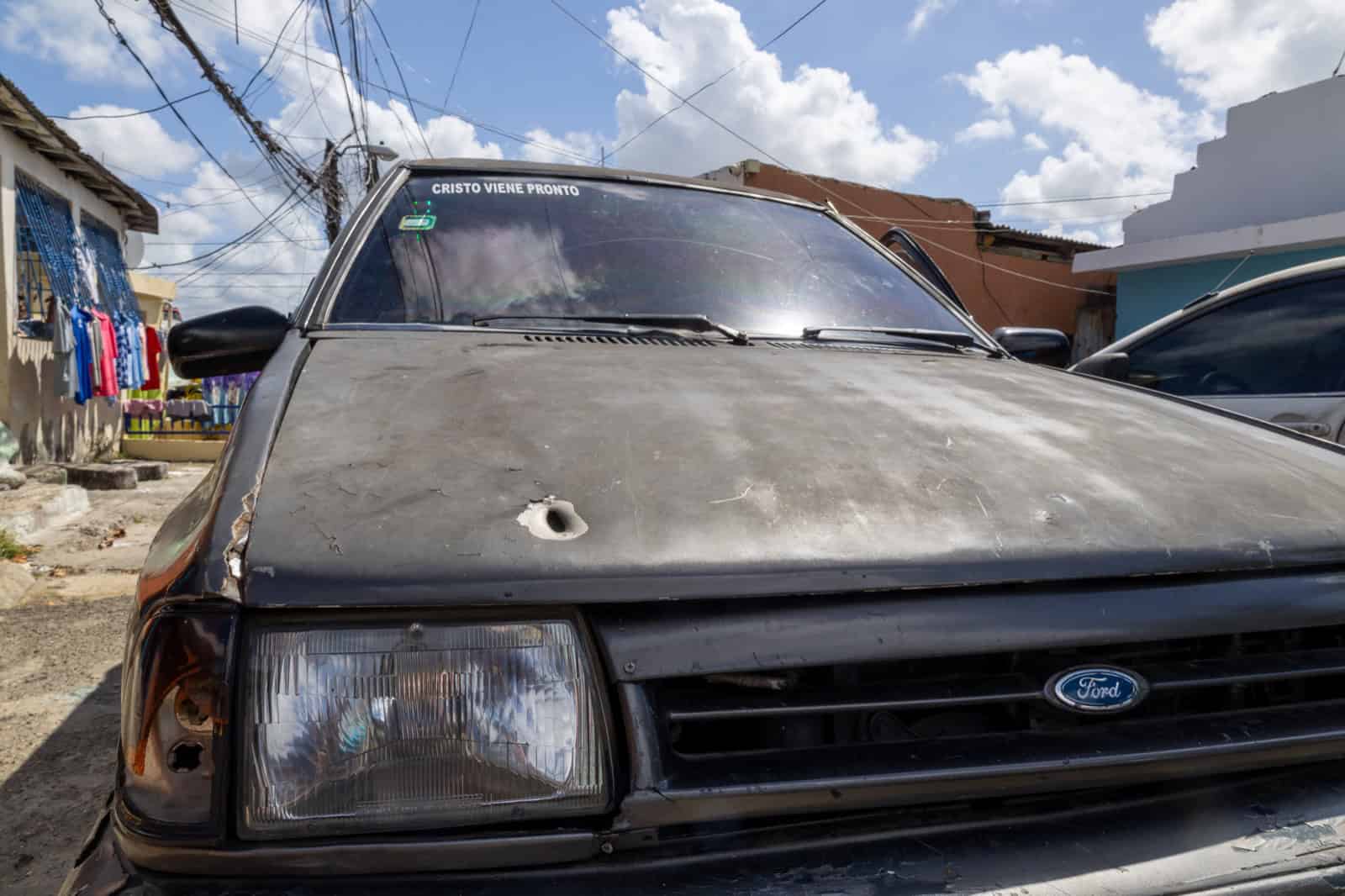 Impacto de bala en el bonete de un Ford estacionado en la calle Interior H, tras los hechos violentos en Gualey. 