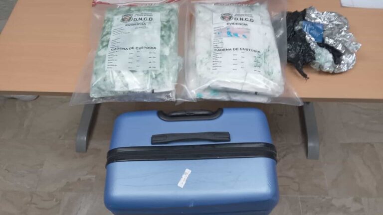 ¿Viaje de negocio? Francés intentó tomar un vuelo con cuatro paquetes de cocaína en la maleta