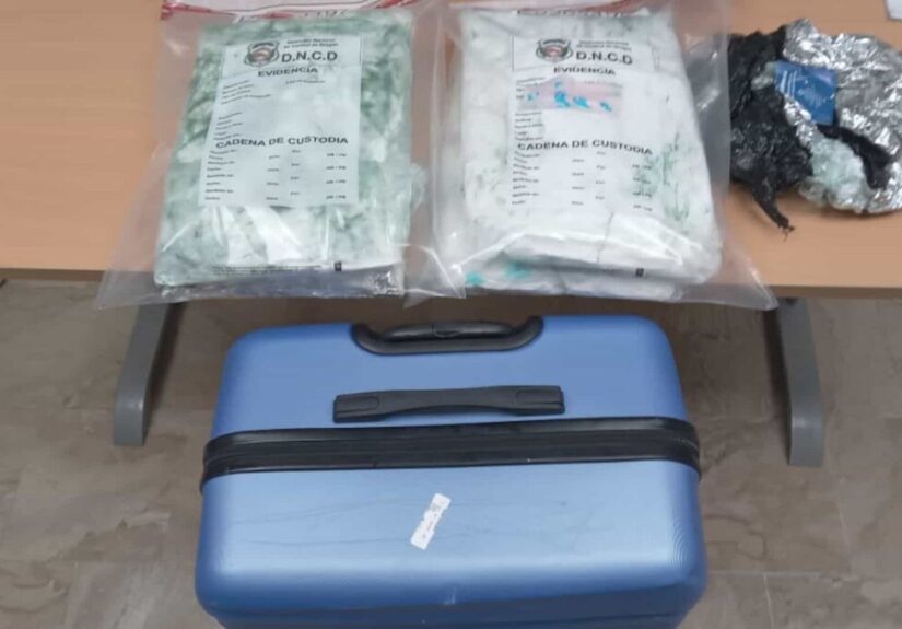 ¿Viaje de negocio? Francés intentó tomar un vuelo con cuatro paquetes de cocaína en la maleta