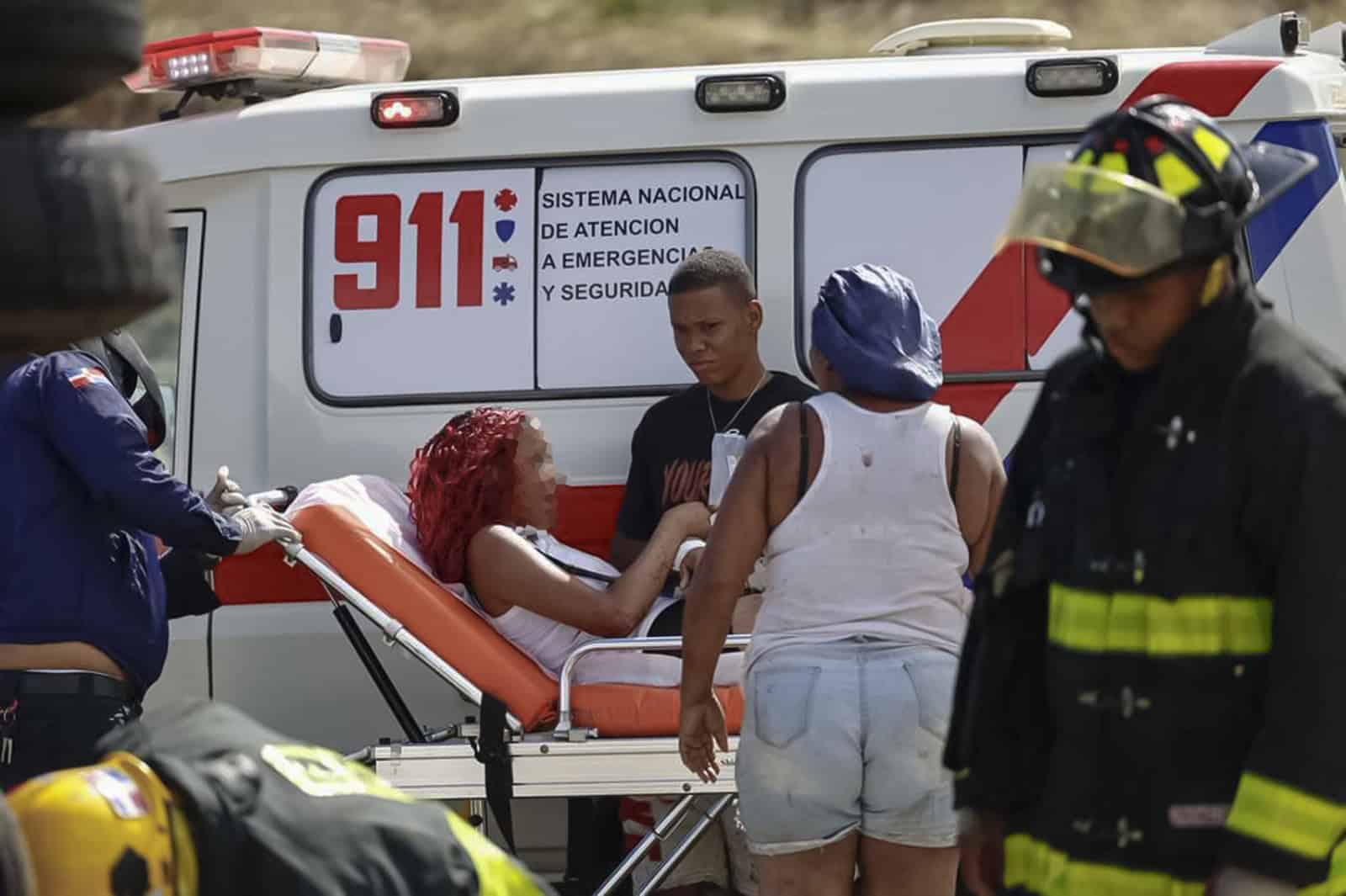 Personal del 9-1-1 movilizan a una de las heridas en el accidente del autobús en la circunvalación de Baní. 