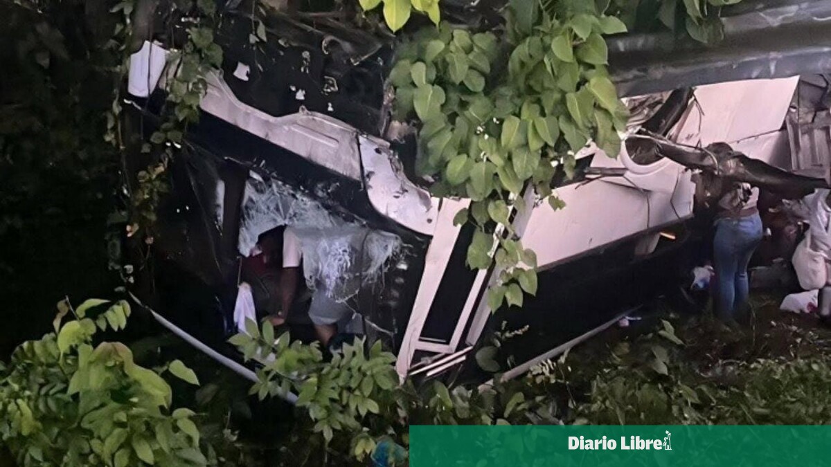 Autobús de pasajero y yipeta chocan en autopista del Nordeste; reportan 25 heridos