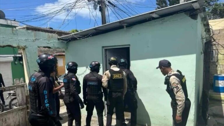 Autoridades apresan a tres personas por posesión de drogas en La Romana