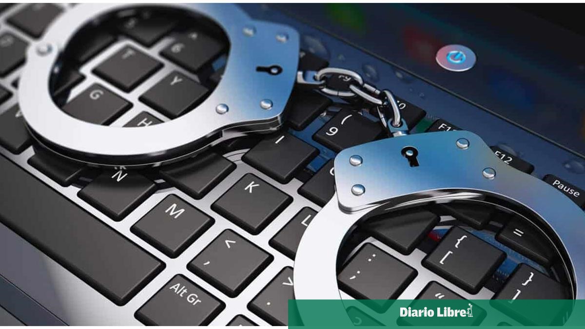 Capturan a dos hombres por usurpación de identidad y extorsión en Santiago