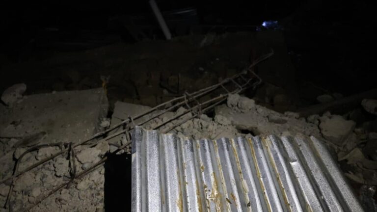 Colapsa pared de una vivienda producto de la crecida de una cañada en Villa María en Pantoja