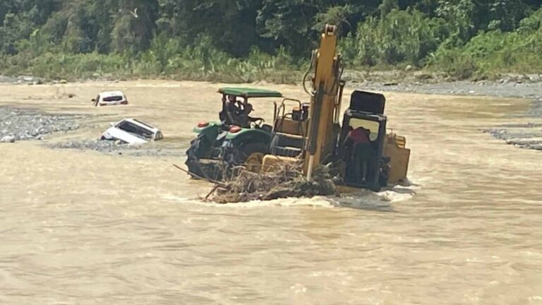 Crecida del río Nizao arrastra vehículos y deja varias comunidades incomunicadas en Rancho Arriba