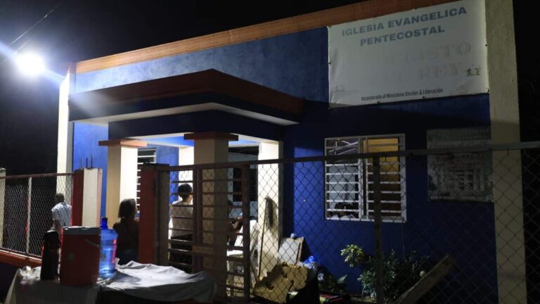 Desconsuelo en Los Alcarrizos: velan niña a la que le cayó una pared por las fuertes lluvias