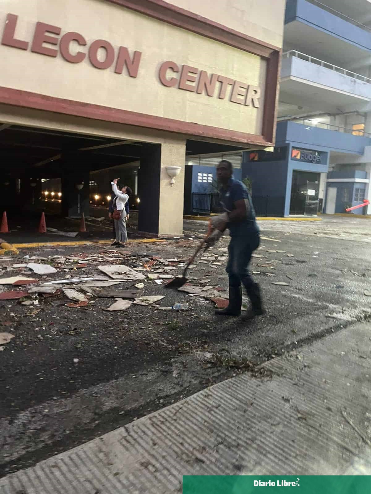 Dos vehículos resultaron afectados por desprendimiento de cornisa en Malecon Center