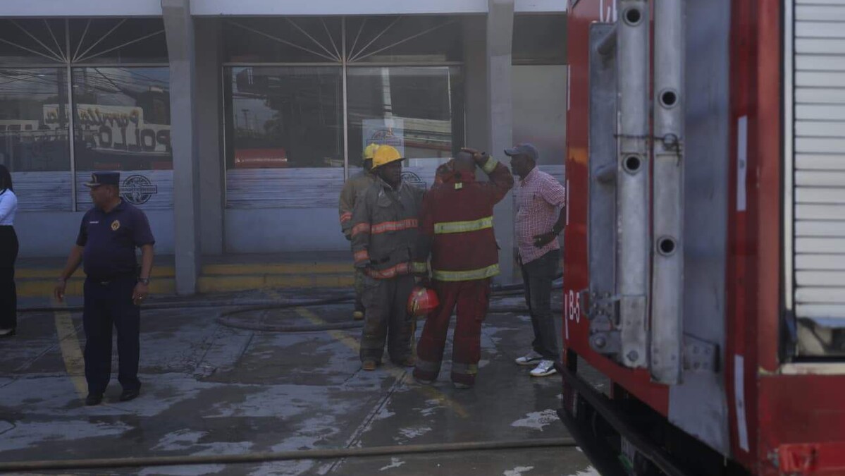 Incendio afecta restaurante Cerdo Centro en el Distrito Nacional; fuego fue controlado