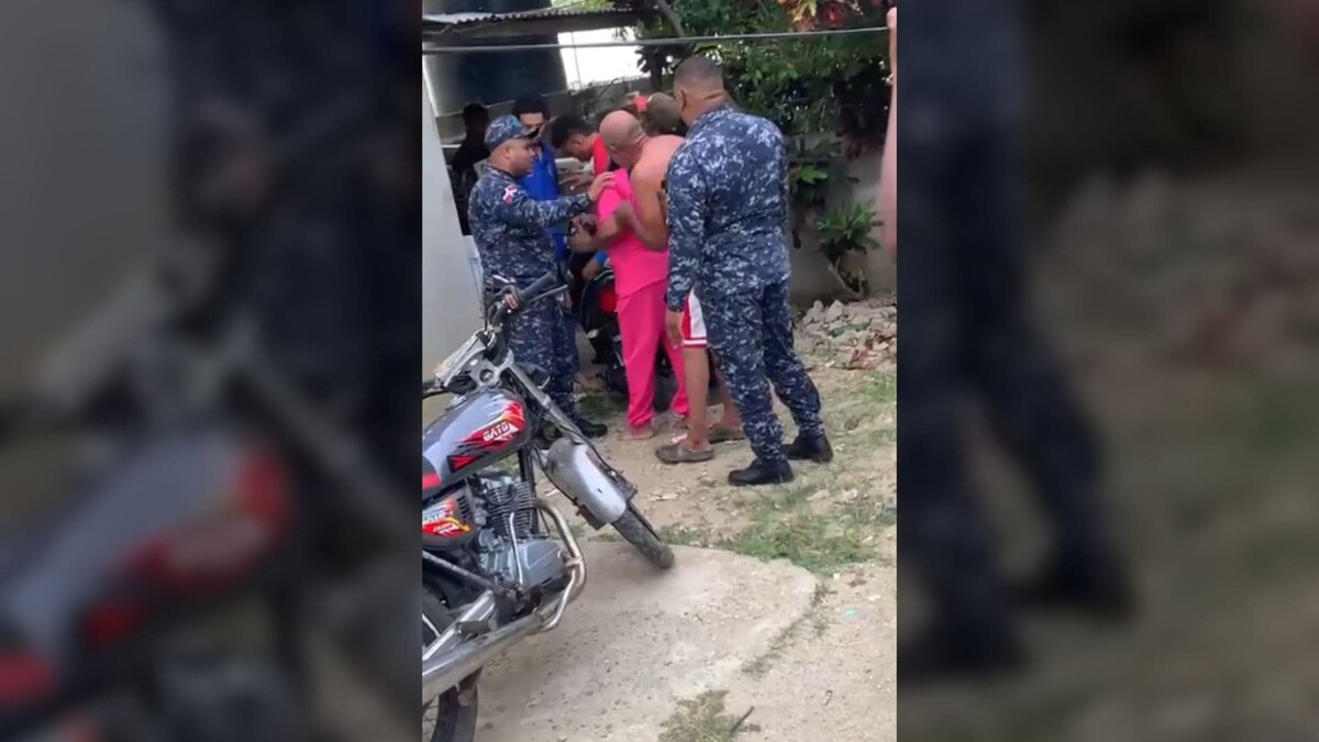 Madre denuncia presunto abuso policial contra sus hijos dentro de su vivienda en Montecristi