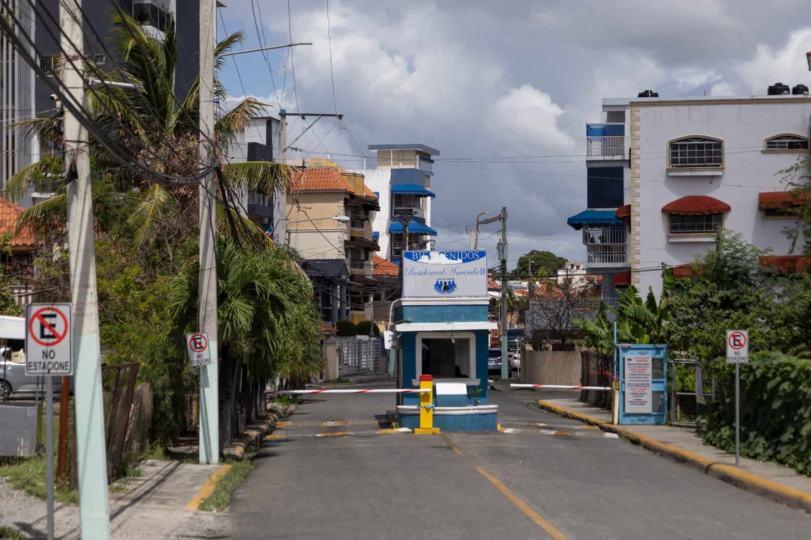 Control de acceso en la entrada del Residencial Amanda II, donde el personal de seguridad verifica la identidad de los visitantes.