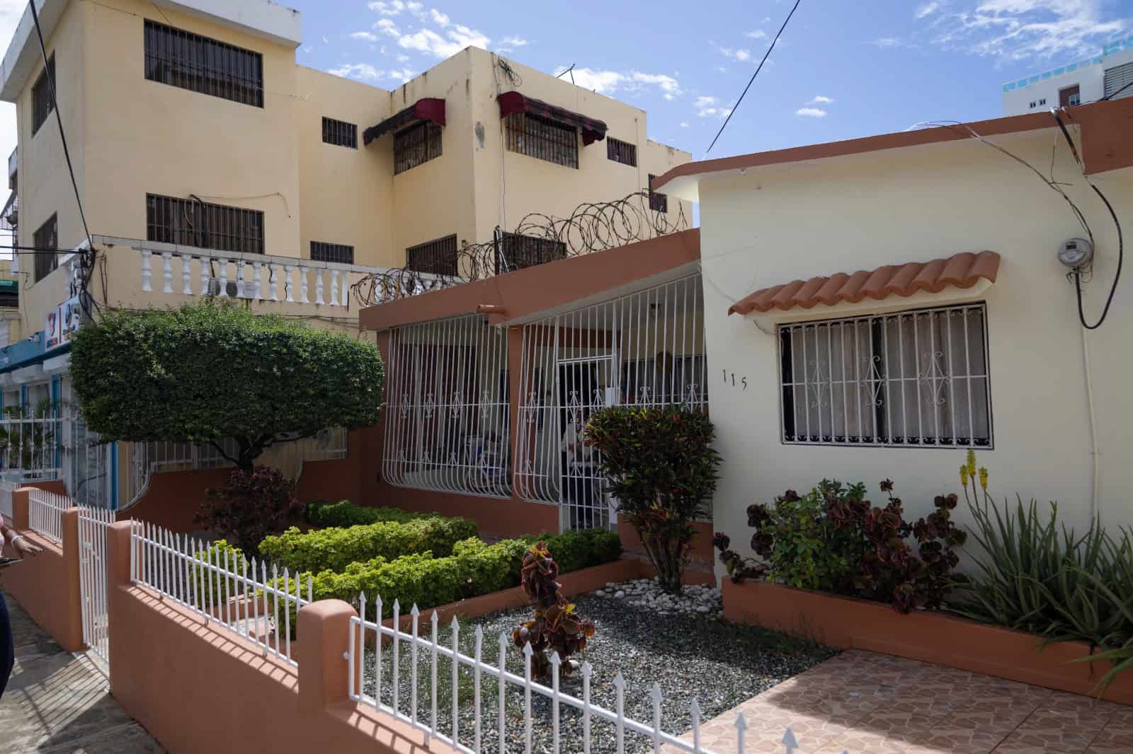 Alambres de púas instalados en el techo y parte trasera de una vivienda en el Ensanche Ozama, una medida colocada tras un robo ocurrido hace aproximadamente una década.