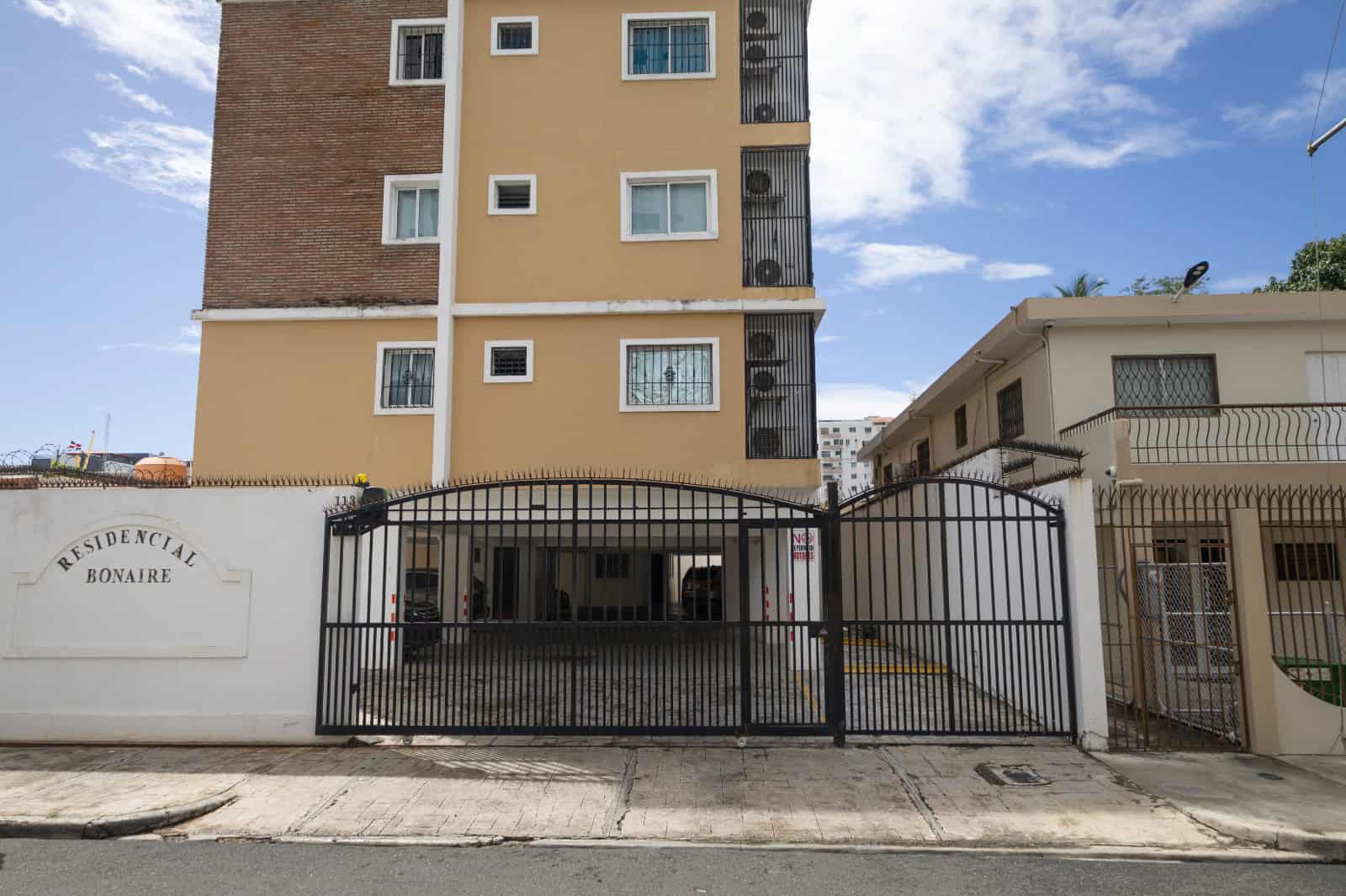 Edificio Residencial Bonaire, donde los residentes instalaron cámaras y otras medidas de seguridad tras varios robos de retrovisores de vehículos.