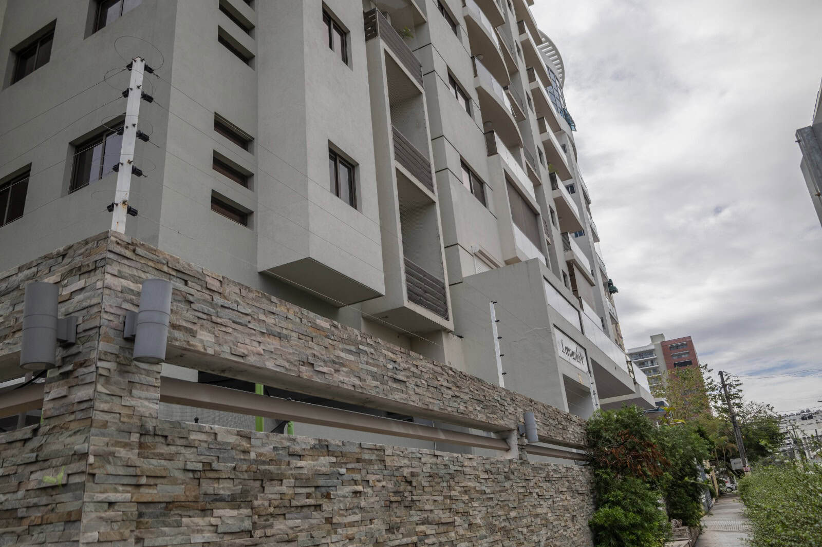 Protección con cerca eléctrica en la parte superior de un edificio residencial del Distrito Nacional.