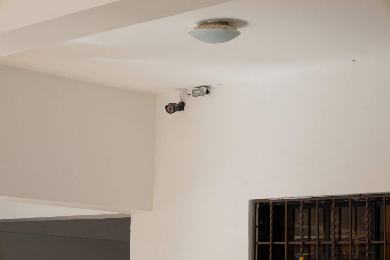 Sistema de cámaras colocado en una casa del ensanche Ozama, en Santo Domingo Este, una de las alternativas que utilizan ciudadanos para reforzar la seguridad de sus viviendas.