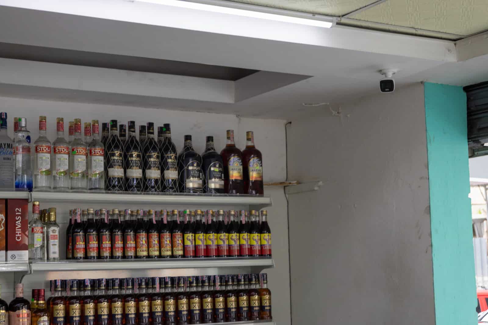 Sistema de videovigilancia colocado en la Súper Bodega Rueda II como medida de protección.