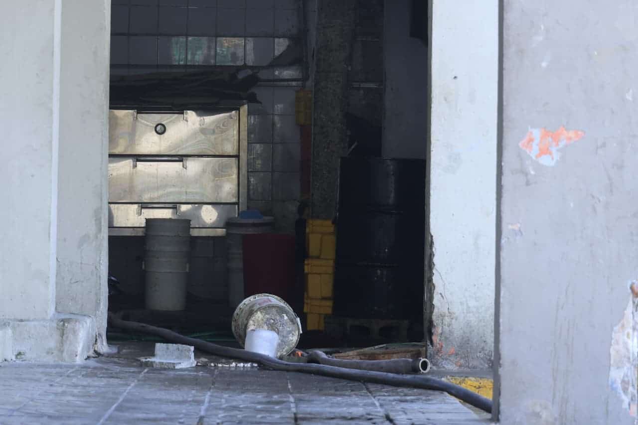 El interior del restaurante resultó gravemente afectado