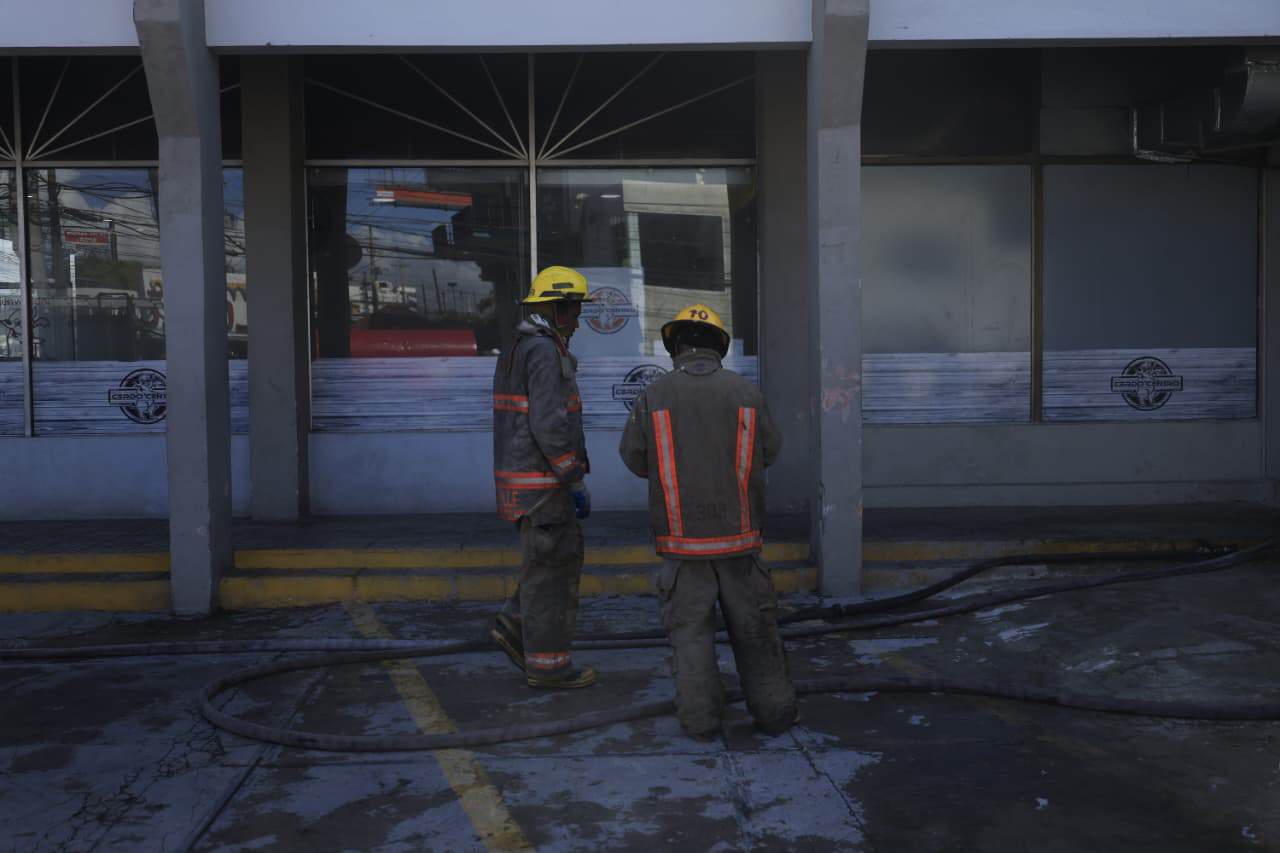 Miembros del Cuerpo de Bomberos en las instalaciones del restaurante.