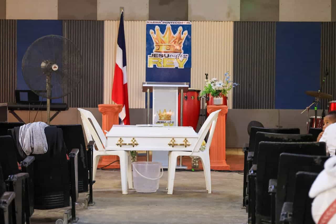 Los restos de Nashla María son velados en la iglesia pentecostal "Jesucristo es el Rey", donde familiares y vecinos acompañan a la familia.