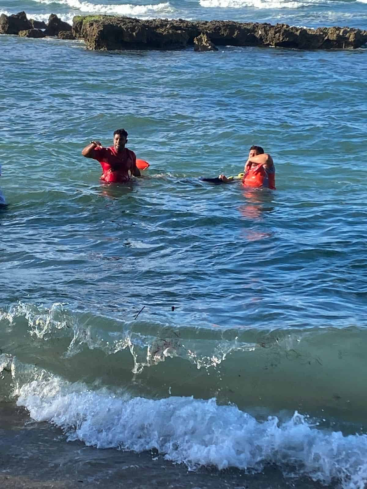 Momento en que descantan a un hombre fue recuperado ayer en aguas del océano Atlántico.