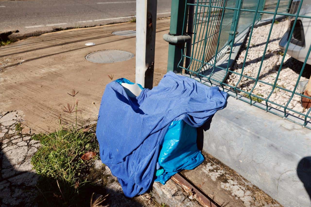 La caja y la manta en la que fue colocado el bebé antes de ser rescatado.
