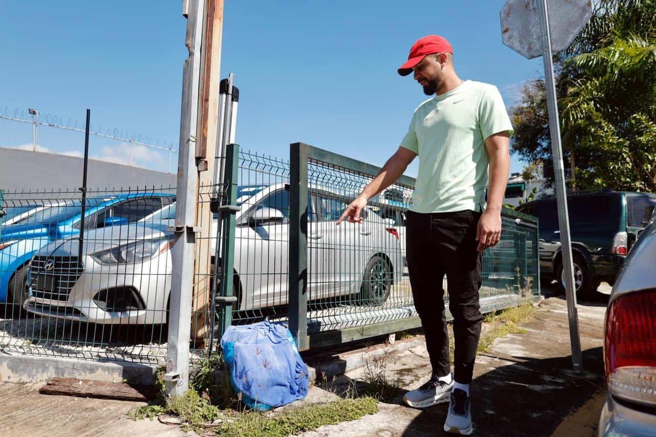 ván Suzaña señala el lugar exacto donde fue dejada la caja con el bebé abandonado.