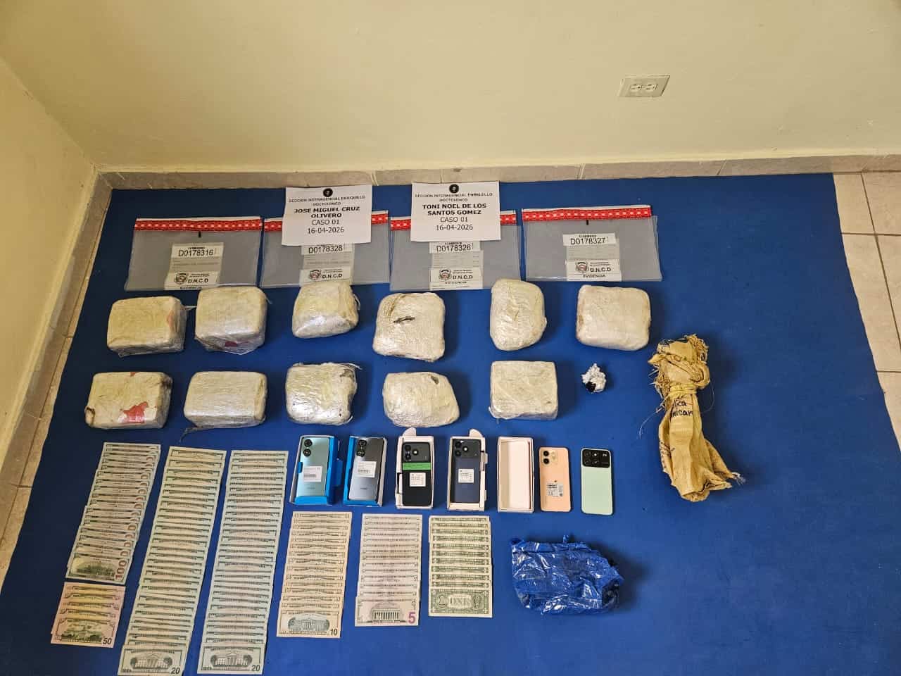 Parte de las evidencias incautadas durante el operativo.